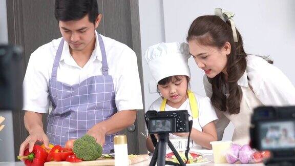 亚洲家庭喜欢一起做饭并录制关于家庭厨房自制烹饪教程的视频