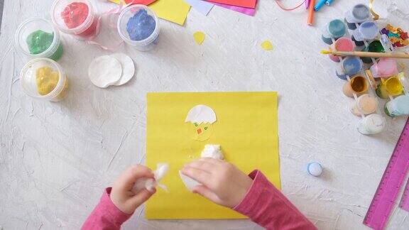 儿童制作卡片与复活节小鸡从彩色纸和棉花垫步骤3