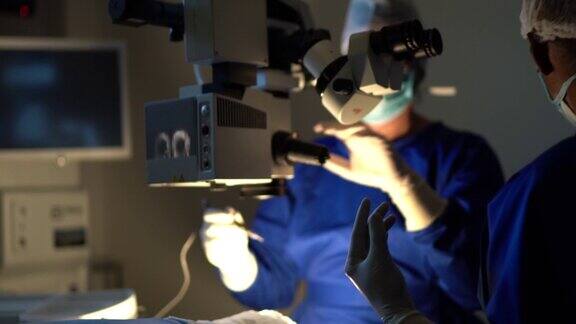 做眼科手术的外科医生