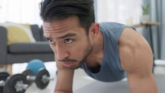 男子做平板支撑运动健身和锻炼在客厅的地板上强壮的男性做有氧运动锻炼肌肉增强身体增强核心力量增加耐力