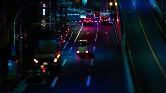 东京山手大街上的微缩交通堵塞的夜间时间变化