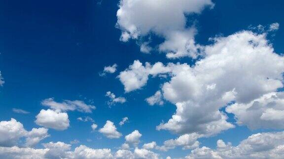 多云的天空间隔拍摄
