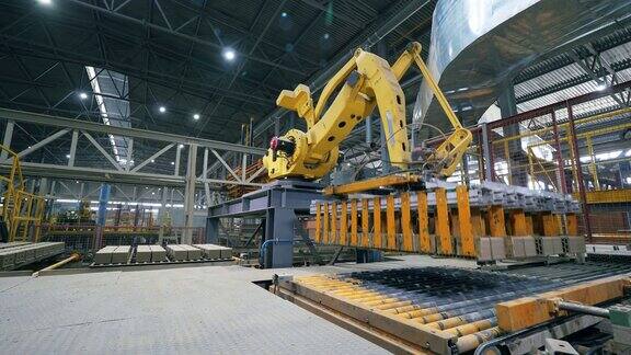 机器人在工厂里搬运砖块