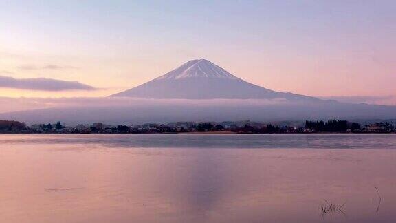 时光流逝从日出的富士山在川口湖的反射