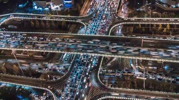 ZO无人机视角下的立交桥和城市交通在夜间