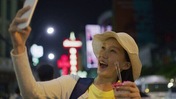 年轻游客与泰国街头小吃自拍