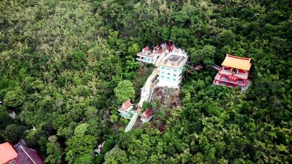 龙像与寺庙和红色神社在热带雨林的山在WatBanTham