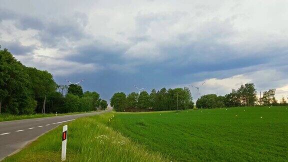 立陶宛风车在田野上旋转叶片