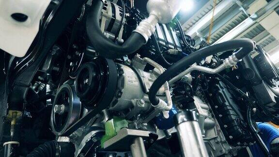在汽车制造的同时汽车引擎也在提升