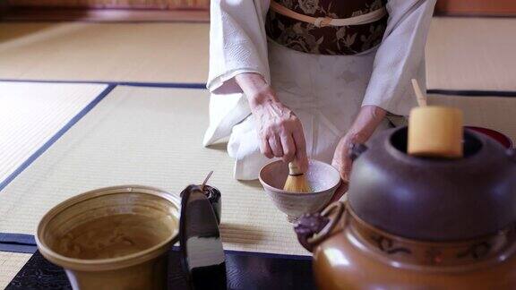 日本茶师正在准备制作一杯传统抹茶