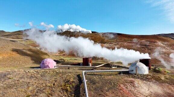 正在工作的现代地热能发电厂坐落在冰岛风景如画的火山景观中