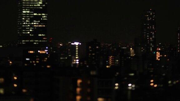在东京城市的一个夜晚微型城市景观长镜头倾斜