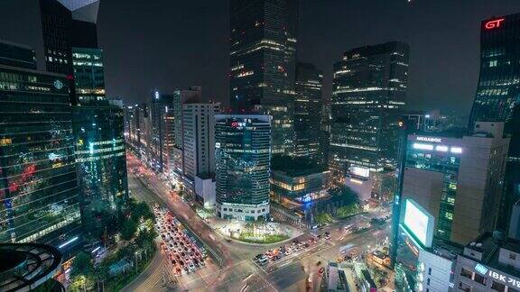 在韩国首尔市的首尔江南中心商业区的一个十字路口随着时间的推移交通速度越来越快