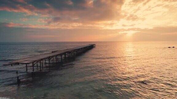 断桥和海浪视频美丽的日出