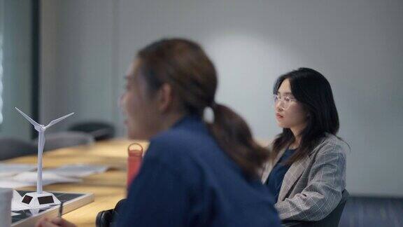 两位亚洲女性和团队致力于可持续创新项目