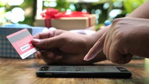 男人正在网上购物用智能手机送礼物用信用卡购物