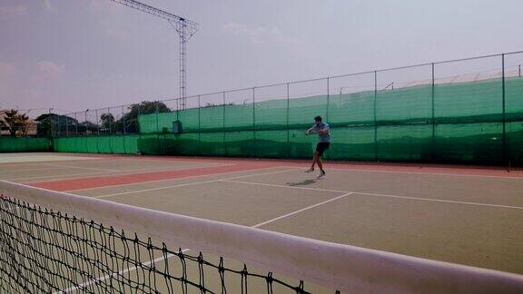 中东男子跑去打网球的慢镜头