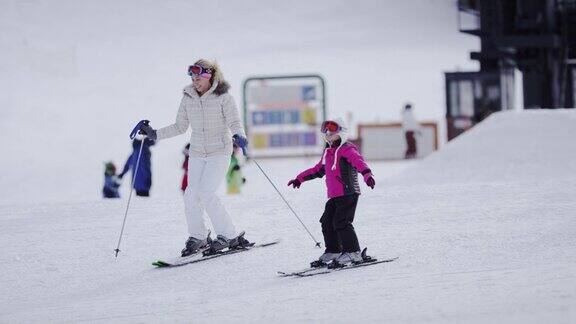 全家去滑雪胜地滑雪