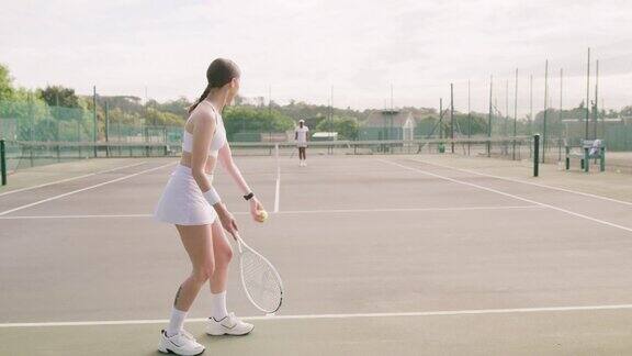 一段年轻女子在球场上打网球的4k视频