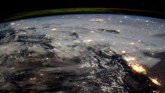 从国际空间站上俯瞰北美大陆的飞行当照相机飞向更北的地方时可以看到北极光图片由美国宇航局约翰逊航天中心地球科学和遥感单元提供