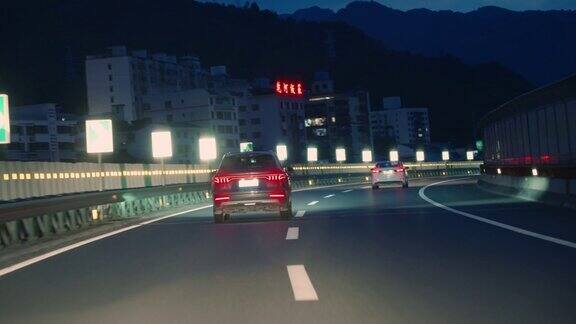 夜间在高速公路上行驶的汽车