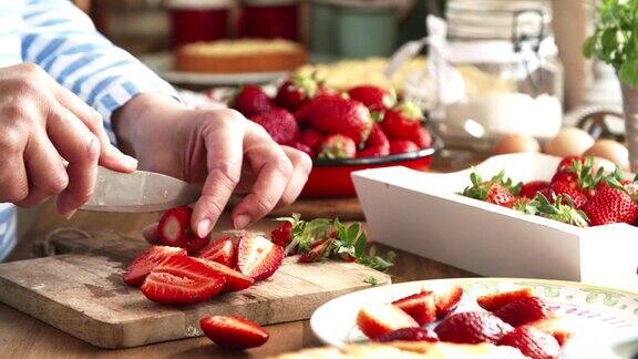 准备自制草莓蛋糕布丁和新鲜草莓