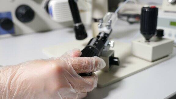 科学实验室显微镜下的人工授精生育专家执行icsi体外受精程序移动操纵杆来调整微型操纵针4k的视频