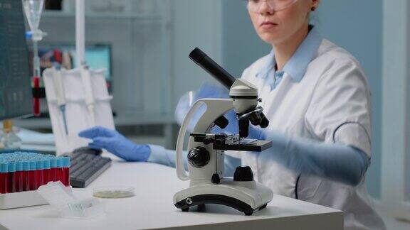 科学家分析培养皿时显微镜工具的特写