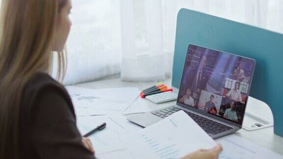 女性在笔记本电脑上观看商务会议、培训、在线网络研讨会