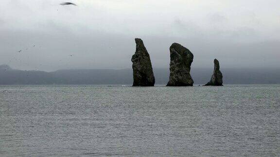 堪察加半岛海景:太平洋上岩石嶙峋的岛屿风景如画