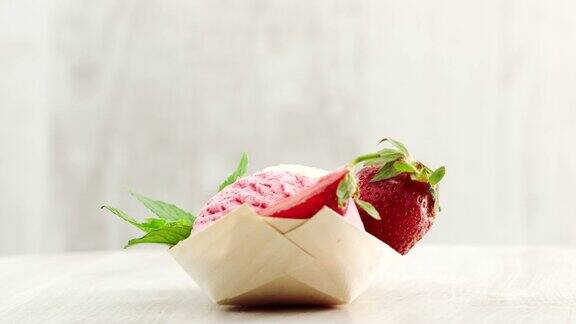 香草和草莓冰淇淋配上新鲜的草莓和薄荷