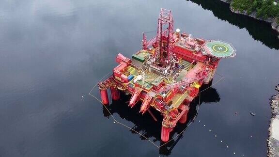 在挪威峡湾的海上石油钻井平台和维护码头周围的空中飞行