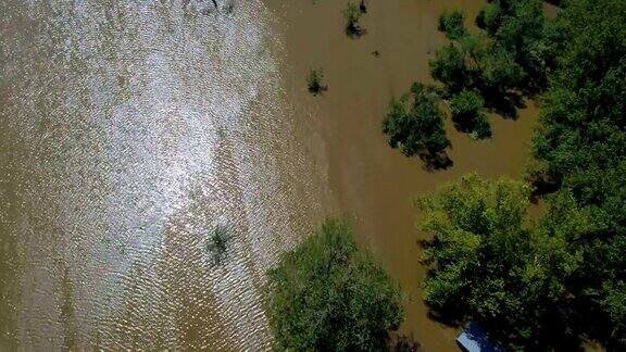 无人机俯瞰被淹没的房屋几乎完全淹没在水里哥伦布德克萨斯州小镇墨西哥湾沿岸飓风哈维的破坏路径