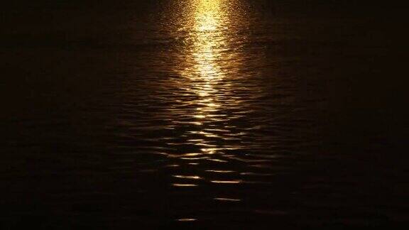 威尼斯泻湖的水面反射着耀眼的阳光