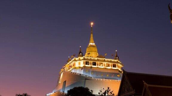 时间从日到夜的流逝金山寺(WatSraketRajavaravihara)曼谷泰国;倾斜运动