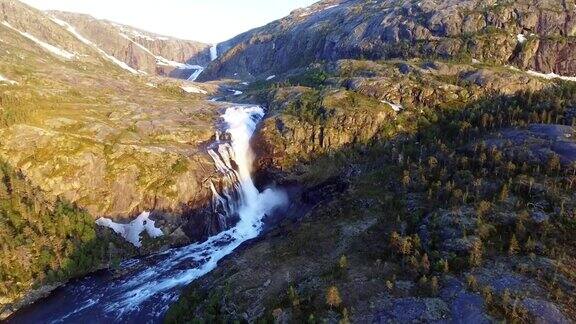 鸟瞰图快速惊人的瀑布在Husedalen山谷挪威夏天的时间Nykkjes?yfossen