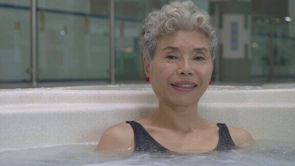 老女人在热浴盆里放松