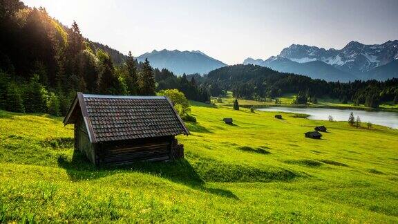 时间流逝:Allgäu山景观在巴伐利亚德国
