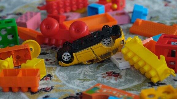 地板上五颜六色的乐高玩具和汽车零件