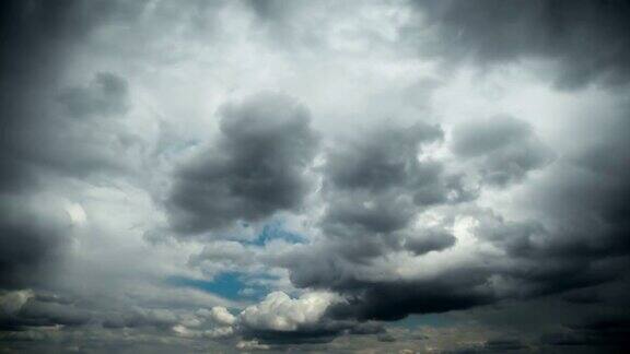 乌云在天空中移动时间流逝