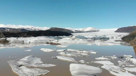 冰山和冰来自冰岛冰川的自然景观无人机航拍Jokulsarlon冰湖冰山的镜头