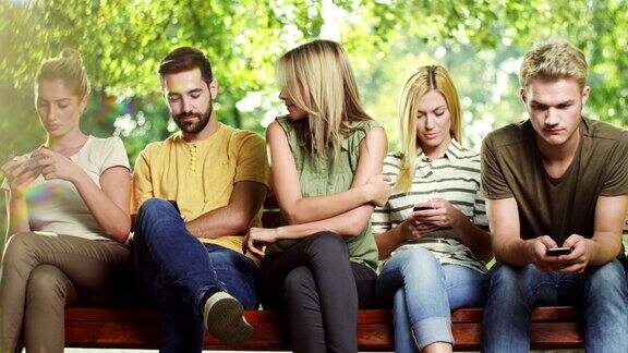 女人在他所有的朋友都在看手机的时候感到无聊