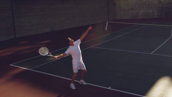 一个男人在一个阳光明媚的日子打网球