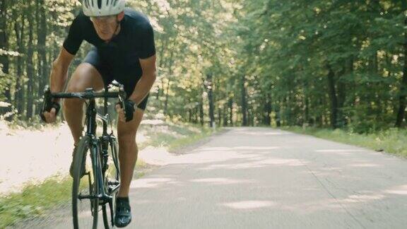 骑自行车的人骑着自行车穿过森林