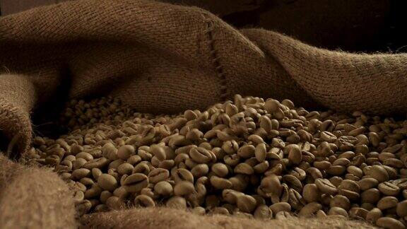 金属勺新鲜生咖啡豆一大袋咖啡豆在纺织袋里等待烘烤
