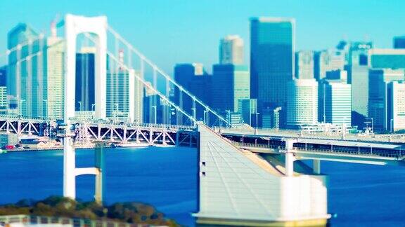 东京市区的一座桥梁高速公路的时间推移发生了倾斜