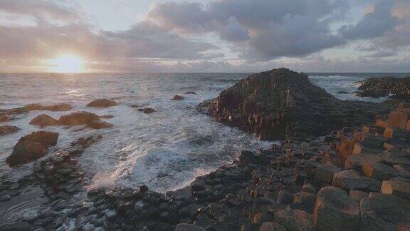 北爱尔兰海浪拍打着巨大的堤道石