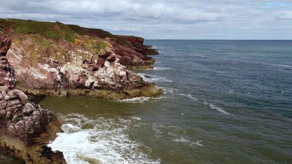 8月北海海岸陡峭悬崖的无人机视图