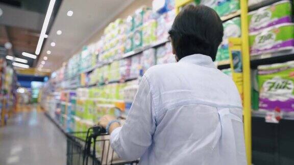 一名老妇人在超市因冠状病毒戴着口罩