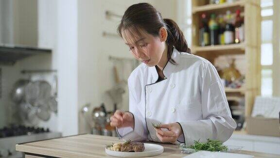 美丽的亚洲女厨师在厨房做饭